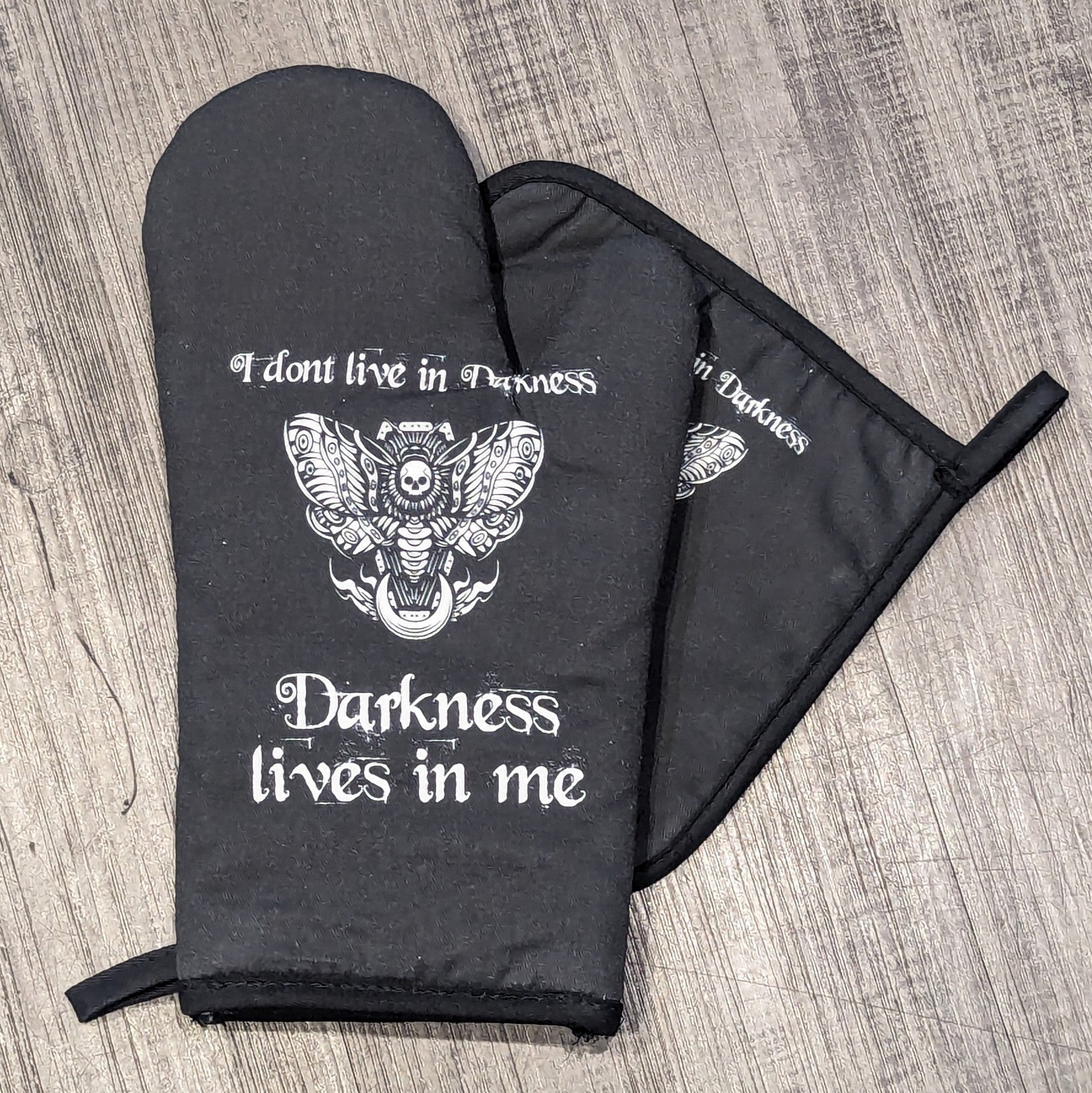 The Darkness Collection Oven Mitt Set